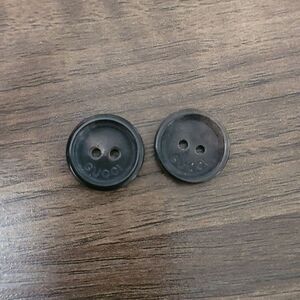 𝅺gucci Set of 2 Brown 2-Hole Buttons Engraved with 'GUCCI'